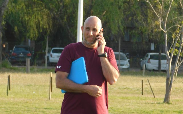 El profesor José Jacquat es uno de los entrenadores del plantel superior femenino de Cha Roga Club.