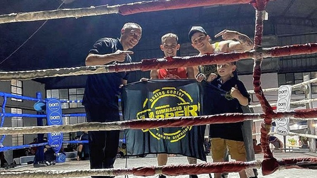 El responsable del Upper, Luciano Fern&aacute;ndez, junto a un grupo de boxeadores que lo tiene como entrenador.