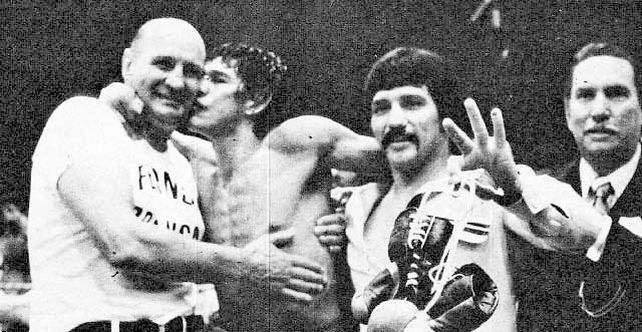 Con su obra cumbre. El sábado 30 de julio de 1977 y, en el estadio Louis II de Montecarlo, Carlos Monzón, el indiscutido rey de las 160 libras o 72,574 kilos, le GPP 15 (unánime) al bravo colombiano Rodrigo Valdez y retuvo por 14ª vez sus coronas medianas AMB-CMB. Esta fue la 100ª y última pelea de Escopeta –a las órdenes de Brusa desde 1960– quien, esa noche, colgó definitivamente los guantes. Lo acompañan el santafesino Miguel Ángel Cuello (quien fuera campeón mediopesado CMB, y el 2º que coronó el Maestro), y el doctor Elías Córdova, el por entonces presidente de la AMB