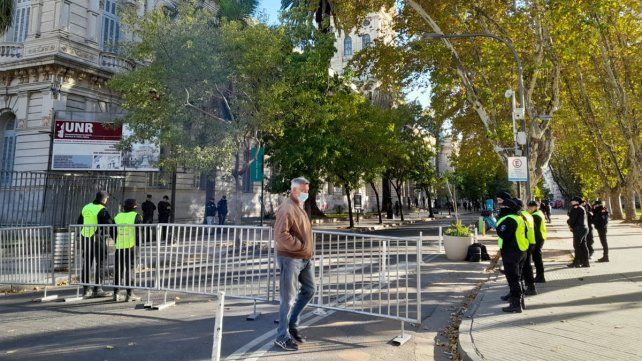Fuerte operativo de seguridad en las mediciones de la facultad de>Derecho en Rosario por la Cumbre de la Justicia Federal