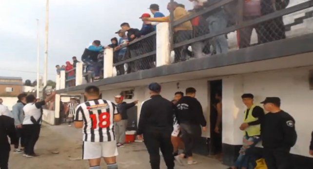 Un inadaptado bajando de la tribuna para ingresar al campo de juego, algo que debería sancionarse con el máximo rigor posible.  