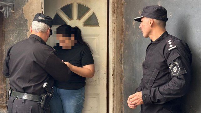 Entrega de notificaciones a familiares para el pago del costo por las amenazas de bomba en escuelas santafesinas 