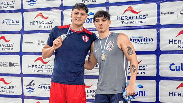 Dante Nicola (izquierda) de Uni&oacute;n de Santa Fe se qued&oacute; con la medalla de plata en los 200 metros pecho.