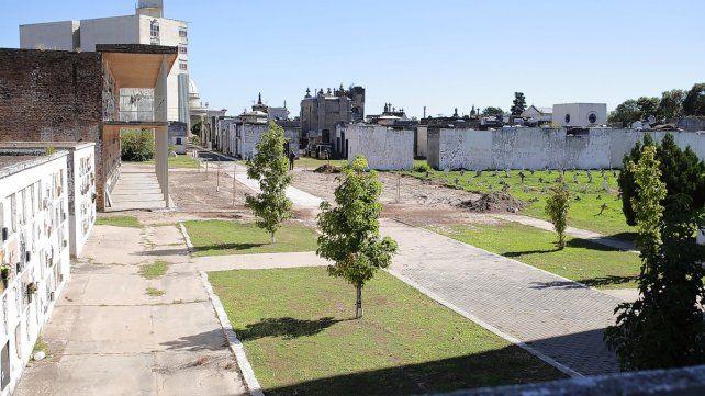 A raíz de la demolición surge una nueva área de espacio verde, que da continuidad al existente.