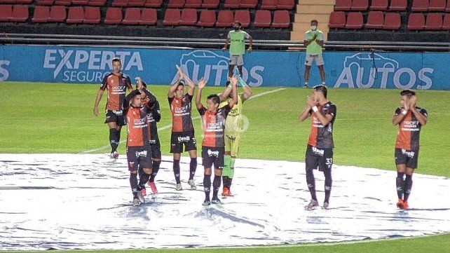 Colón se clasificó a los cuartos de final con la victoria en Santa Fe ante Arsenal por 2-0