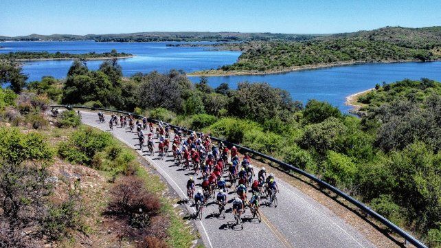 El pelotón y la belleza de San Luis de fondo: uno de los tantos paisajes hermosos por donde pasó la carrera.