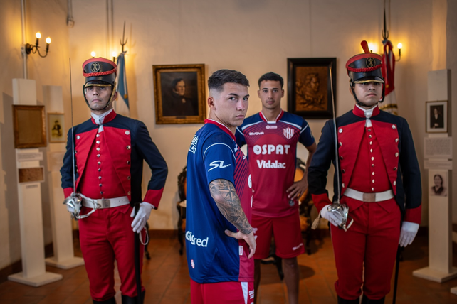 Mateo Del Blanco y Rafael Profini participaron de la presentaci&oacute;n de la camiseta nueva de Uni&oacute;n.