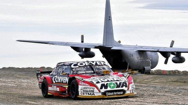 Con el Torino del último campeón Juan Manuel Urcera, que fue transportado en un Hércules, se realizó la presentación.