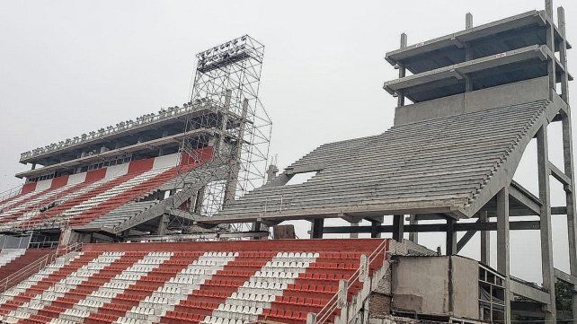 El 11 de mayo de 2021, Uni&oacute;n le gan&oacute; a Boca 1-0 con una torre provisoria de iluminaci&oacute;n a ra&iacute;z de la terminaci&oacute;n de la bandeja. Foto: gentileza @SFRojiblanca