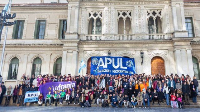 Actividad en Rectorado de la UNL previo a la marcha universitaria