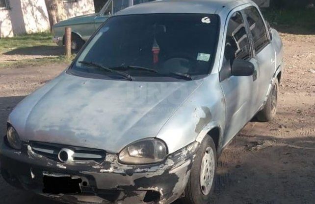 El auto en el cual intentaron escapar los delncuentes.