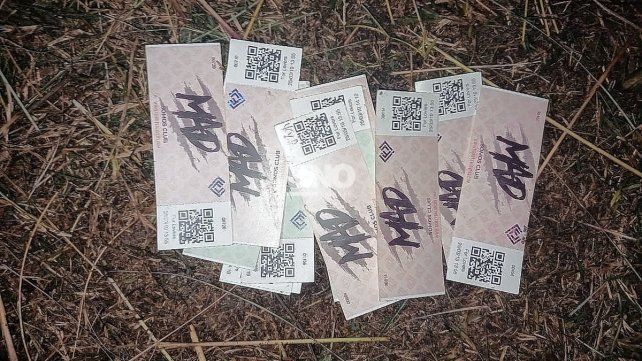 Fiesta clandestina en Santa Fe. En un descampado, en zona de bañados del río Salado, miles de santafesinos acudieron al evento donde la policía secuestró gran cantidad de estupefacientes y alcohol. 