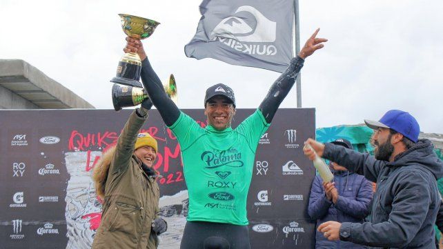 Festeja JC Ruggiero mientras Ornella Pellizari –campeona de Damas- y Tomás López Moreno –último campeón- lo bañan de cerveza.