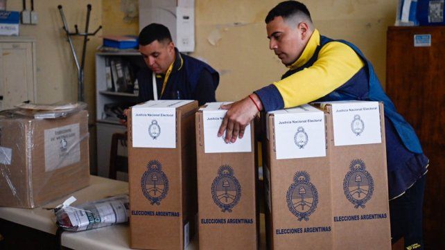 Desde la madrugada, se desplegó el operativo electoral llevando las 104.520 urnas a los 16.941 locales de comicios habilitados