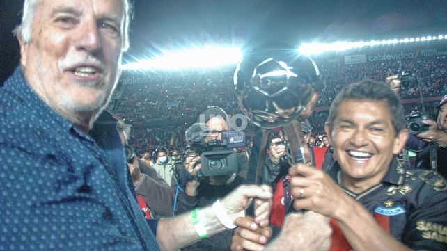 Los festejos de Colón campeón junto a los hinchas. 