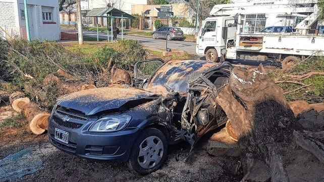 El auto dónde quedó atrapado el policía en medio de la tormenta en la ciudad de Santo Tomé 