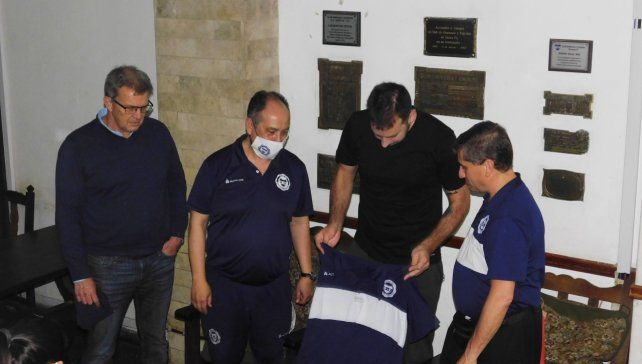 &nbsp;La subcomisi&oacute;n de v&oacute;ley de Gimnasia y Esgrima le entreg&oacute; una camiseta del equipo de primera divisi&oacute;n, con su nombre en la espalda.&nbsp;