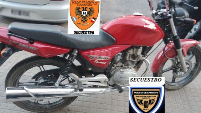 La moto en la que se trasladaban los delincuentes y fue secuestrada