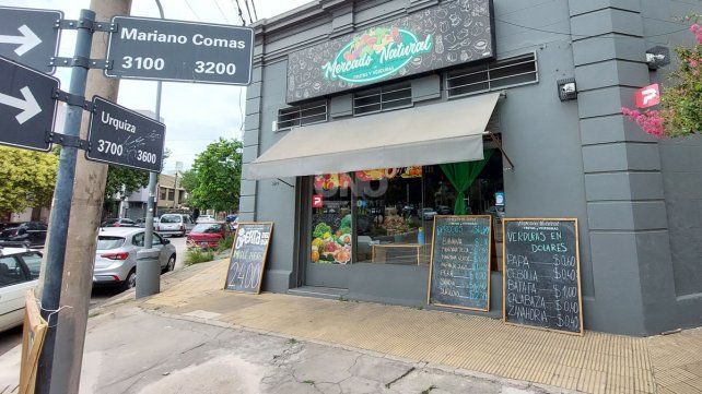 El comercio de barrio  Mariano Comas puso sus pizarras con el precio de las frutas y verduras, pero en dólares 