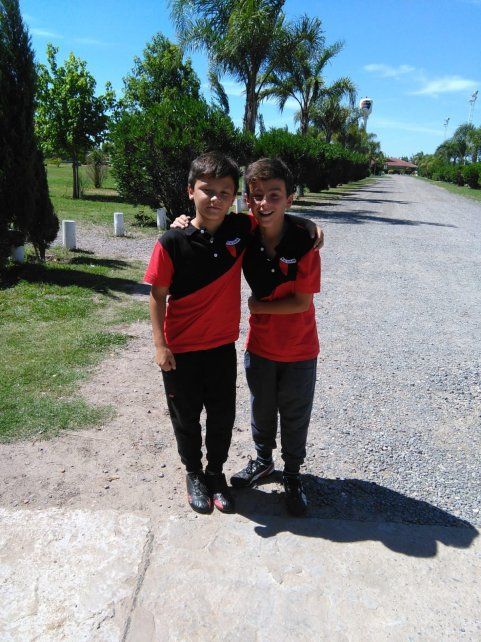 Máximo Johnston junto a su hermano mellizo el 4 de diciembre de 2016, día en que ambos llegaron a Colón para disputar su primer torneo. Máximo Johnston junto a su hermano mellizo el 4 de diciembre de 2016, día en que ambos llegaron a Colón para disputar su primer torneo.