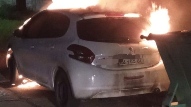 Dos autos incendiados, en distintos barrios, durante la madrugada de este sábado en la ciudad Dos autos incendiados, en distintos barrios, durante la madrugada de este sábado en la ciudad