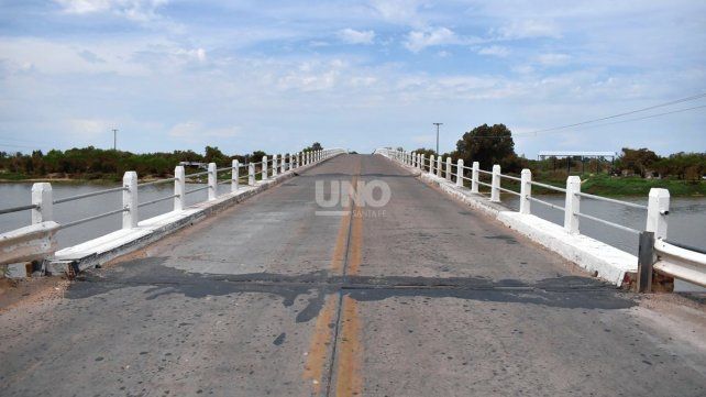 El puente Arroyo Leyes se encuentra ubicado a 36 km al noreste de la ciudad de Santa Fe, sobre la ruta provincial Nº 1