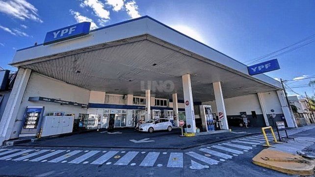 Estación de servicio YPF ubicada en la esquina de calle Italia al 7500 en pleno barrio Guadalupe.
