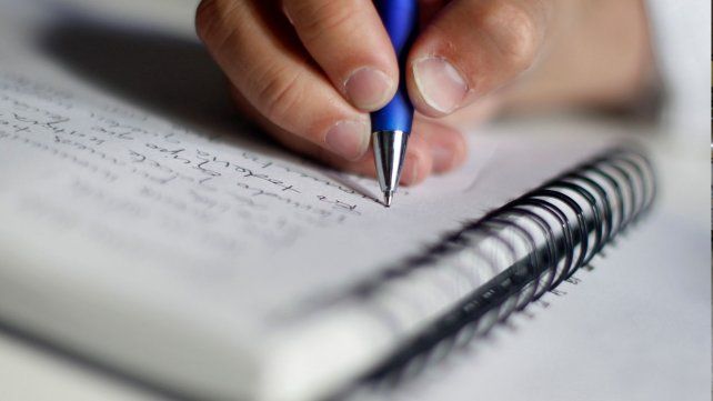 Imagen ilustrativa. En sus cuadernos, las nenas ya escribían el apellido de su mamá y el de la pareja de ésta.