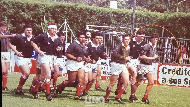 Irigoyen y una postal que lo caracteriza como capitán de uno de los tantos planteles de Uni que integró.