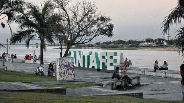 Santafesinos se reúnen en espacios públicos los fines de semana 