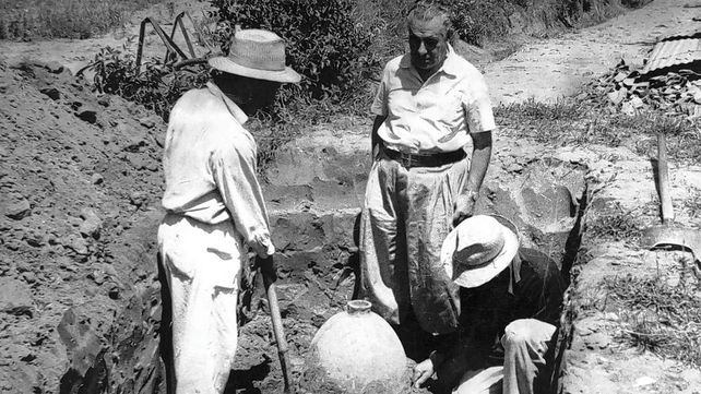 Agustín Zapata Gollán descubrió Santa Fe la vieja. Fue historiador, periodista, xilógrafo, escritor, profesor y arqueólogo argentino, nacido en la ciudad de Santa Fe. 