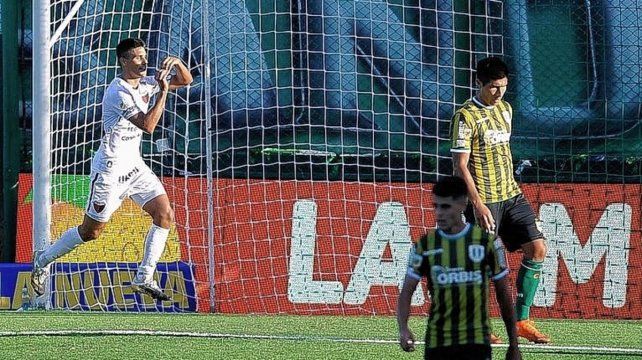 Eduardo Domínguez probó con Nicolás Leguizamón para jugar contra Independiente.