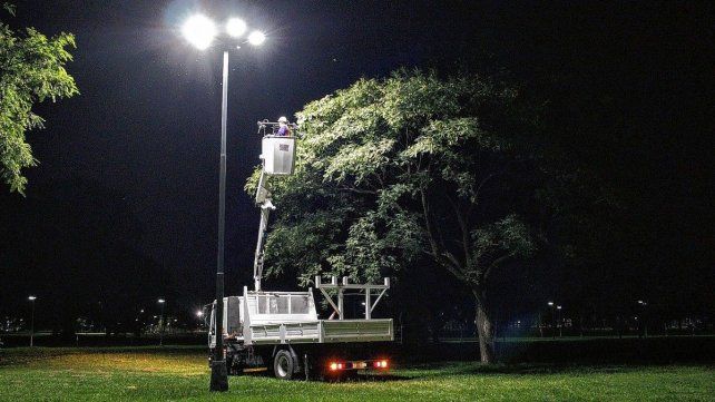 Reparación de luminarias en los espacios públicos de Santa Fe