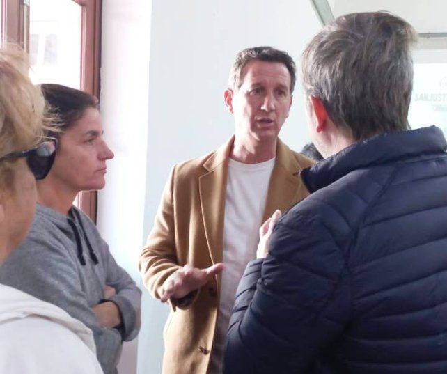 El presidente de la Liga Santafesina, Leandro Birollo, junto a autoridades de los clubes y del gobierno local en San Justo.