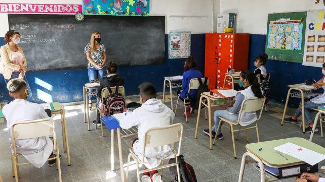 El rector de la UNL, Enrique Mammarella, dijo que para los más chicos se necesitan las clases presenciales.