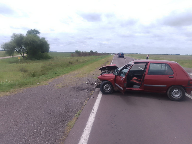 Así quedó la trompa del auto en el choque de Chino Maidana con su moto en el kilómetro 915 en la Ruta 11. 