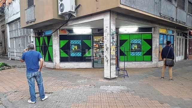 El maxikiosco Full Monty ubicado en San Jerónimo y Obispo Gelabert, atendido por sus dueños hace más de 20 años.