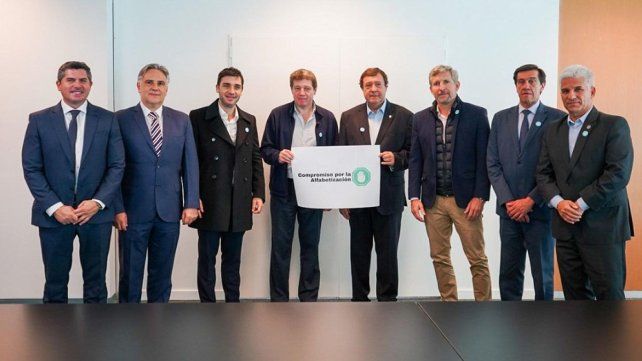 Son 13 los gobernadores que firmaron el compromiso, entre ellos Maximiliano Pullaro