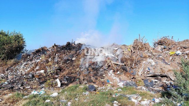 Un basural a cielo abierto dentro de un barrio de Santo Tomé. Los vecinos denuncian los problemas de 