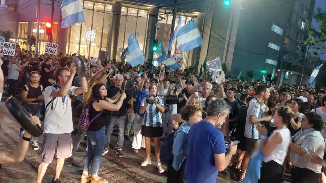 Cacerolazos en contra del DNU de Javier Milei en la ciudad de Santa Fe