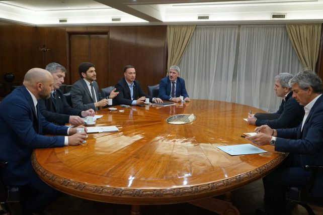 En reunión. El gobernador de Santa Fe, Maximiliano Pullaro, y tres de sus ministros se reunieron con el ministro de Economía de la Nación, Luis Caputo. 