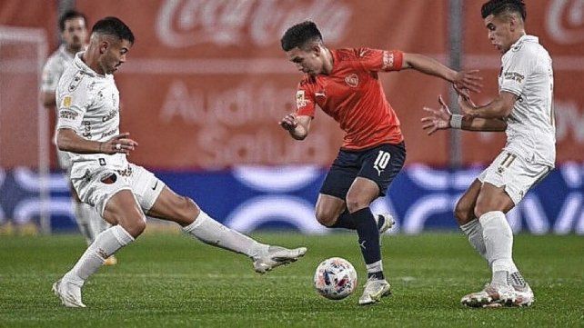 Col&oacute;n no ten&iacute;a reacci&oacute;n y a Eduardo Dom&iacute;nguez no le tembl&oacute; el pulso para cambiar. Foto: prensa Independiente