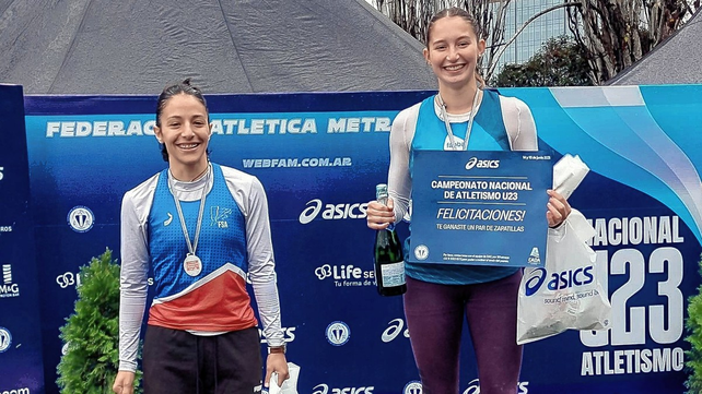 Camila Mussio, izquierda, se consagr&oacute; subcampeona nacional en salto con garrocha en el Cenard.