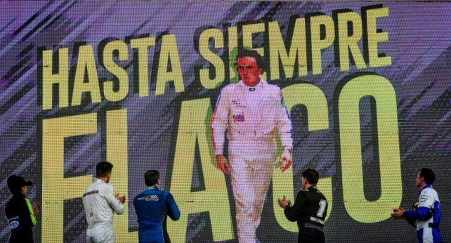  Los pilotos que participaron en la octava fecha del Top Race rindieron homenaje a Juan María Traverso.  