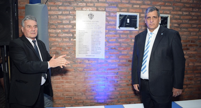 El presidente de Villa Dora, Adri&aacute;n Ramseyer, y el vice, Cito Ambroggio, descubren la placa en el nuevo gimnasio deportivo.