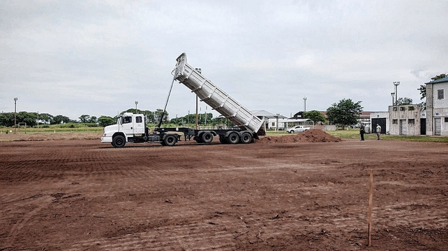 Movimiento de suelos, compactaci&oacute;n, y nivelaci&oacute;n, la primera etapa de la obra, para contar con la cancha de arena.
