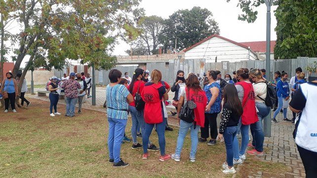 Vacunación contra el coronavirus en los barrios. Comenzó el operativo para llegar con las vacunas a todos los adultos mayores que aún no fueron vacunados. 