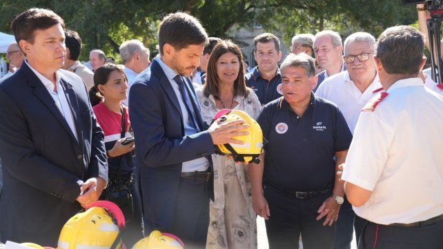 El gobernador Maximiliano Pullaro encabezó este miércoles la entrega de nuevo equipamiento a Bomberos Voluntarios de la provincia
