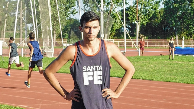 En los 400 con vallas se destac&oacute; el representante de Velocidad y Resistencia, Valentino Molet de Santa Rosa de Calchines.