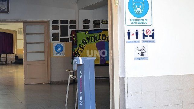 Científicos le piden a Cantero reducir el tiempo en las aulas para evitar contagios por 